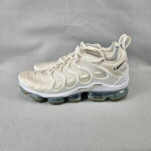 Nike Air VaporMax Plus Womens Size 10 White Metallic Silver Sneaker Shoes FQ8895